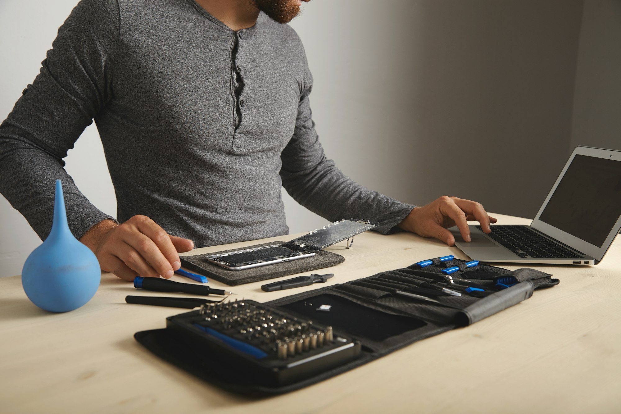 Computer and phone repairment service