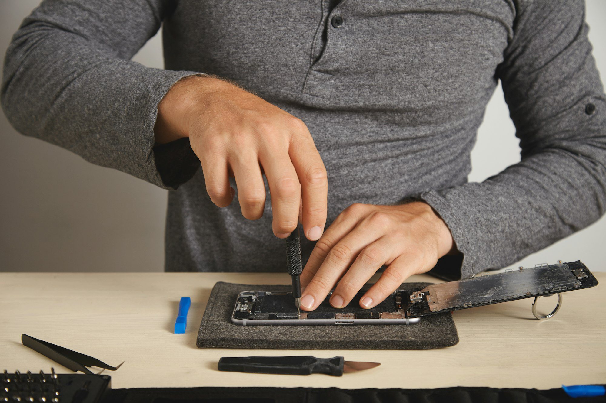 Computer and phone repairment service
